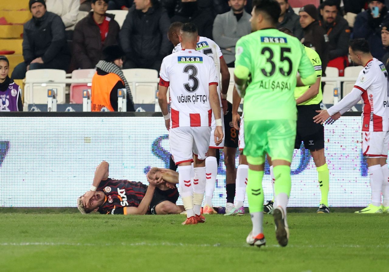 "Galatasaray hakemi yenmeyi de biliyor! Diğer takımlar gibi ağlamıyor! Federasyon Rey Manaj'a 6 ay-1 yıl ceza vermeli. Bu utanmazlıktır" - Sayfa 7