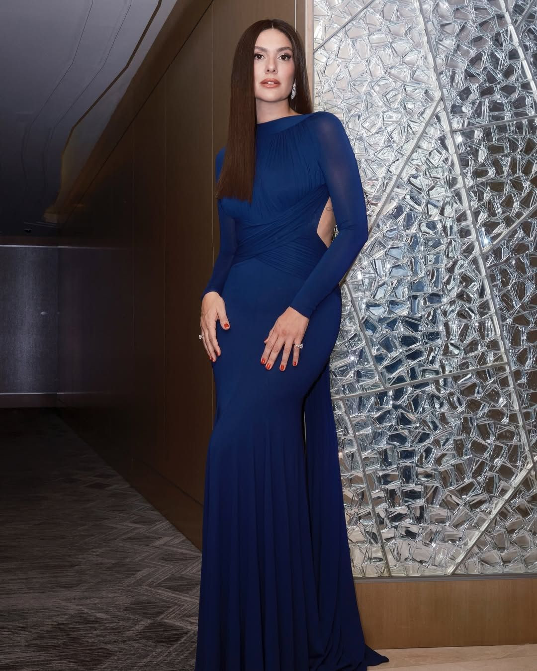 20 kilo veren Bergüzar Korel sırt dekolteli elbisesiyle büyüledi! - Sayfa 8