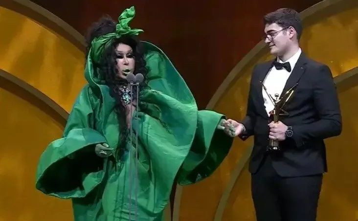 Elbisesi marula benzetilmişti! Bülent Ersoy ateş püskürdü - Sayfa 7