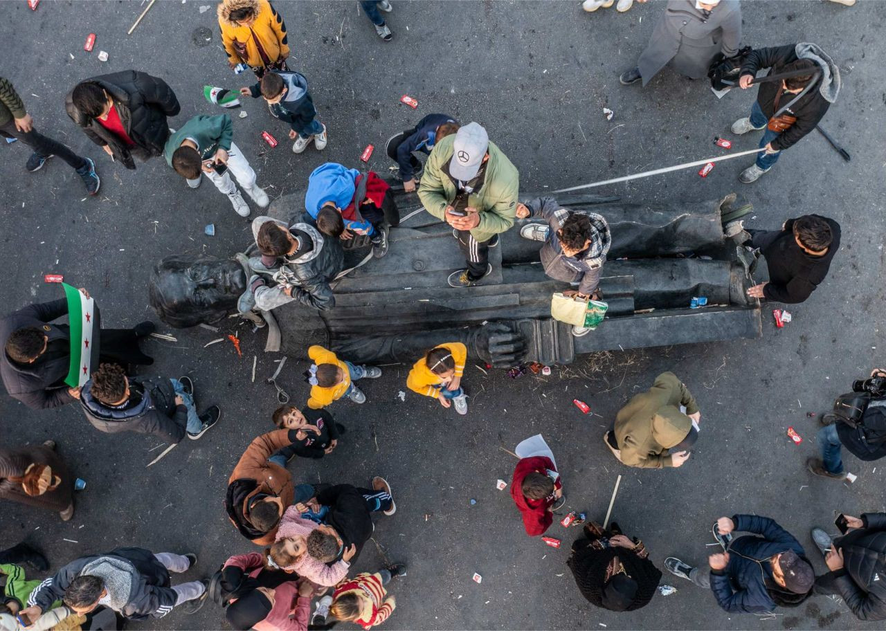 Bir diktatörün sonu! Suriye'de kanlı rejimin sembolü olan Hafız Esed heykelleri yıkılıyor - Sayfa 5