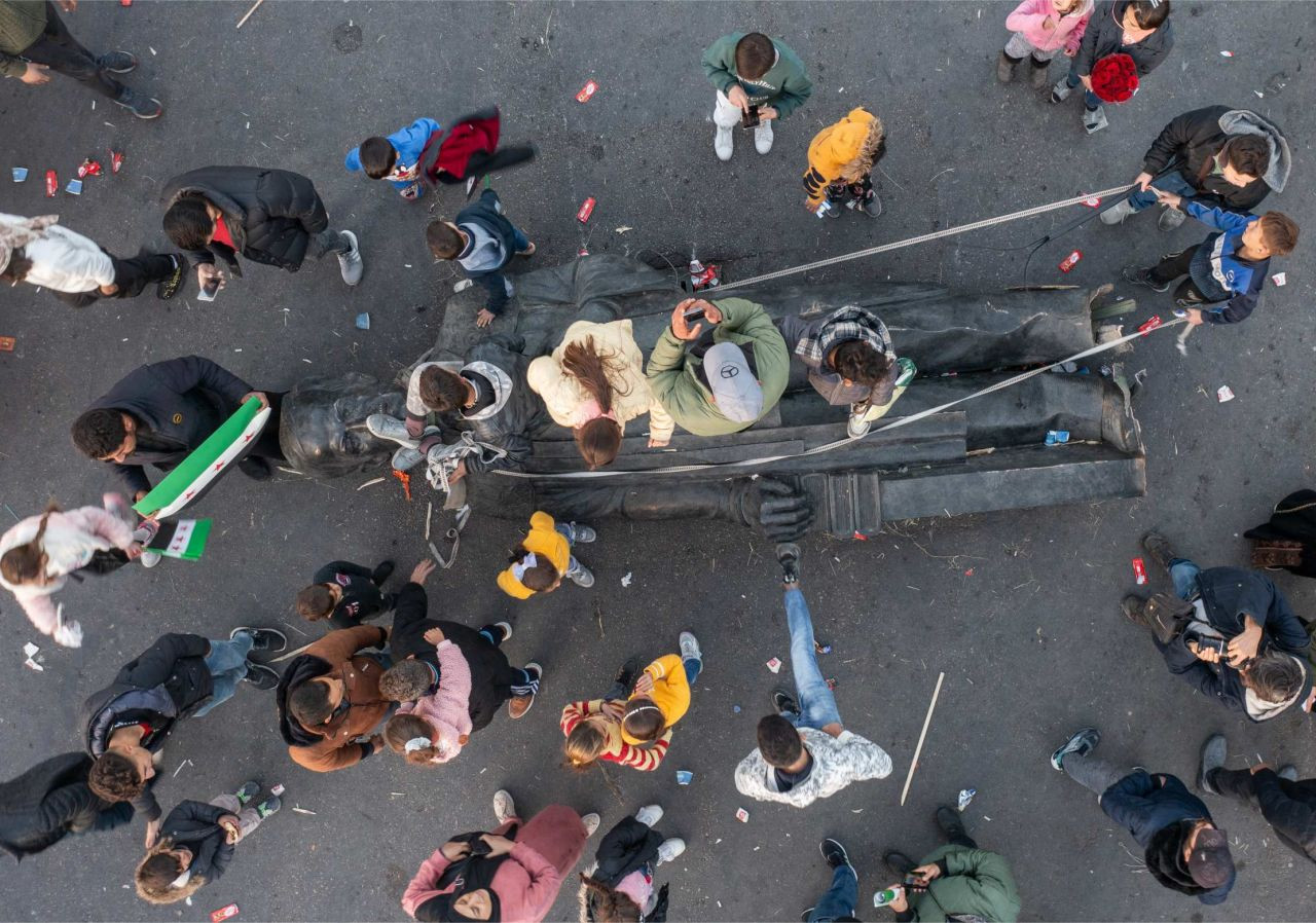 Bir diktatörün sonu! Suriye'de kanlı rejimin sembolü olan Hafız Esed heykelleri yıkılıyor - Sayfa 6