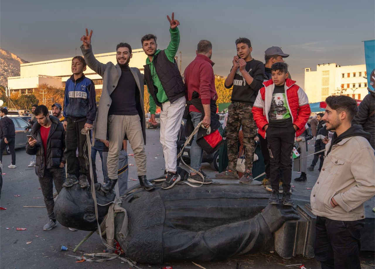Bir diktatörün sonu! Suriye'de kanlı rejimin sembolü olan Hafız Esed heykelleri yıkılıyor - Sayfa 8
