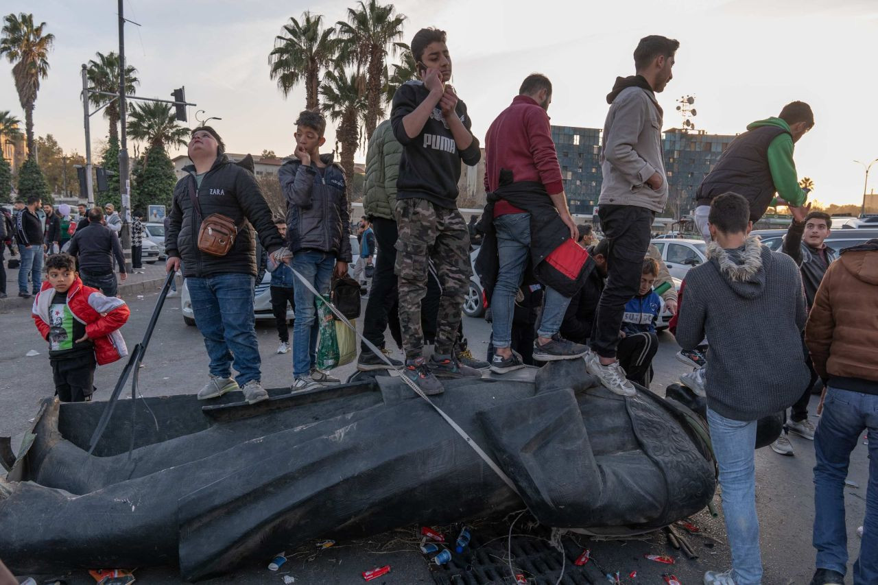 Bir diktatörün sonu! Suriye'de kanlı rejimin sembolü olan Hafız Esed heykelleri yıkılıyor - Sayfa 9