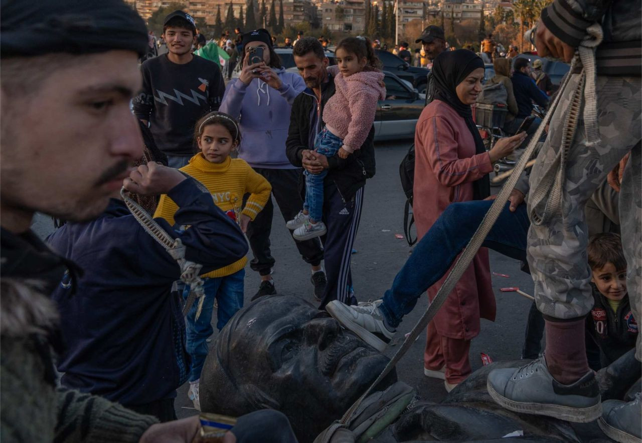 Bir diktatörün sonu! Suriye'de kanlı rejimin sembolü olan Hafız Esed heykelleri yıkılıyor - Sayfa 10