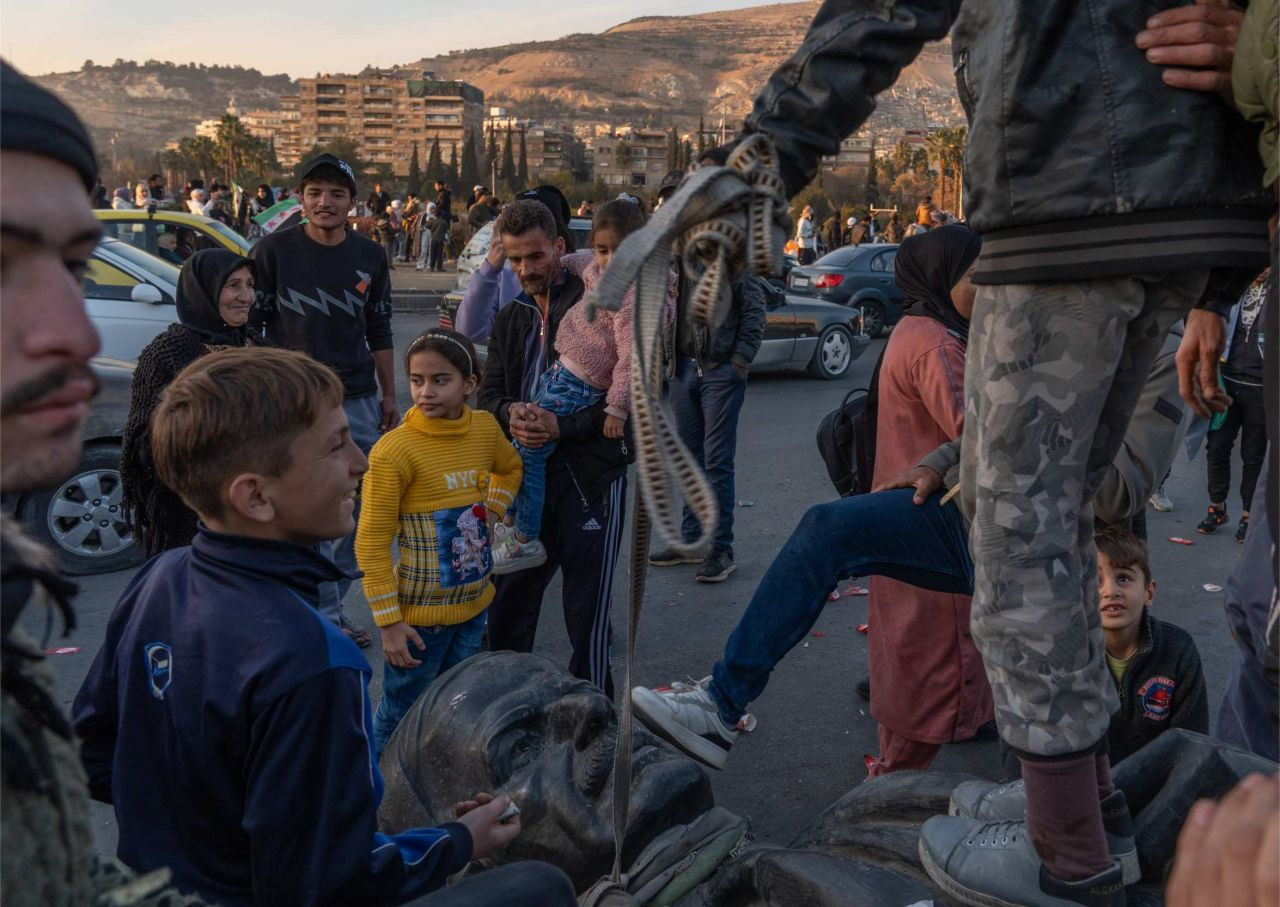 Bir diktatörün sonu! Suriye'de kanlı rejimin sembolü olan Hafız Esed heykelleri yıkılıyor - Sayfa 11
