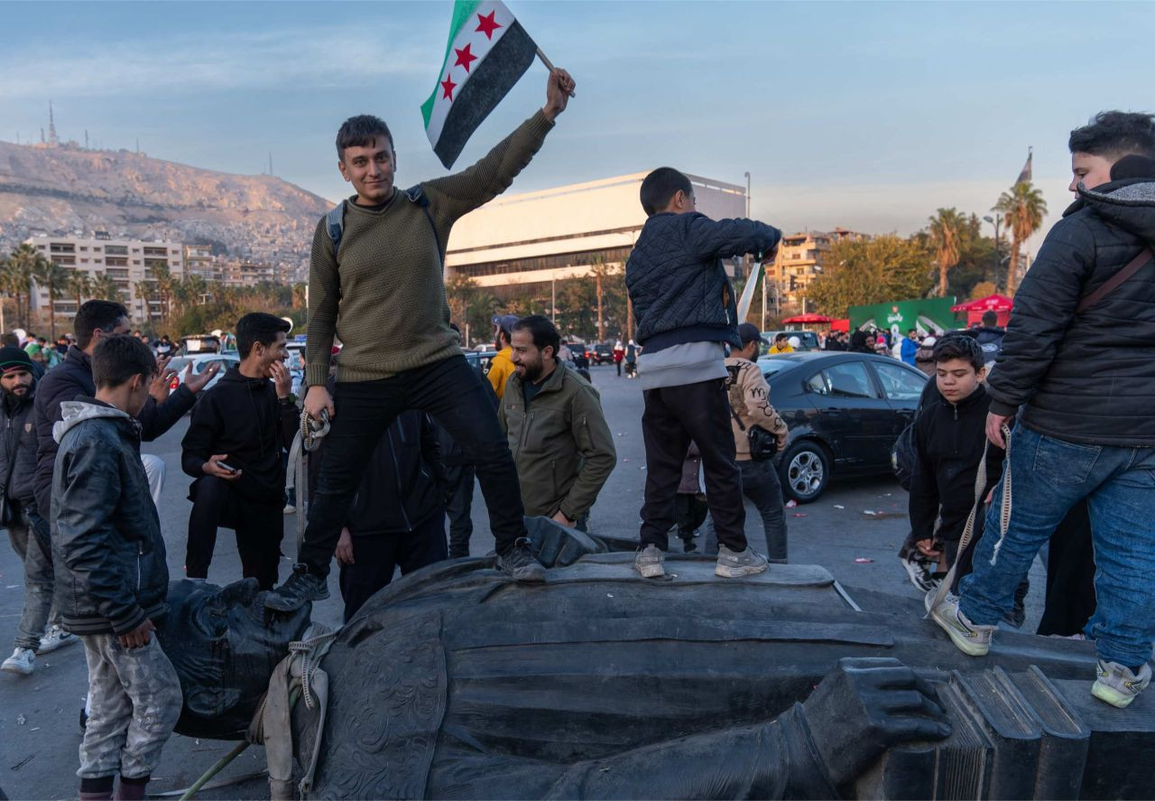 Bir diktatörün sonu! Suriye'de kanlı rejimin sembolü olan Hafız Esed heykelleri yıkılıyor - Sayfa 12