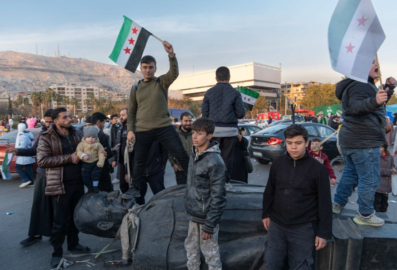 Bir diktatörün sonu! Suriye'de kanlı rejimin sembolü olan Hafız Esed heykelleri yıkılıyor - Sayfa 13