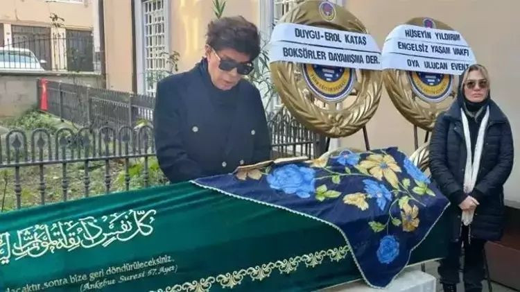 Canlı yayında ağladı... Yılmaz Morgül, annesinin cenazesinde yanında olmayan dostlarına sitem etti! Tek tek isim verdi: Telefonla bile aramadılar - Sayfa 6