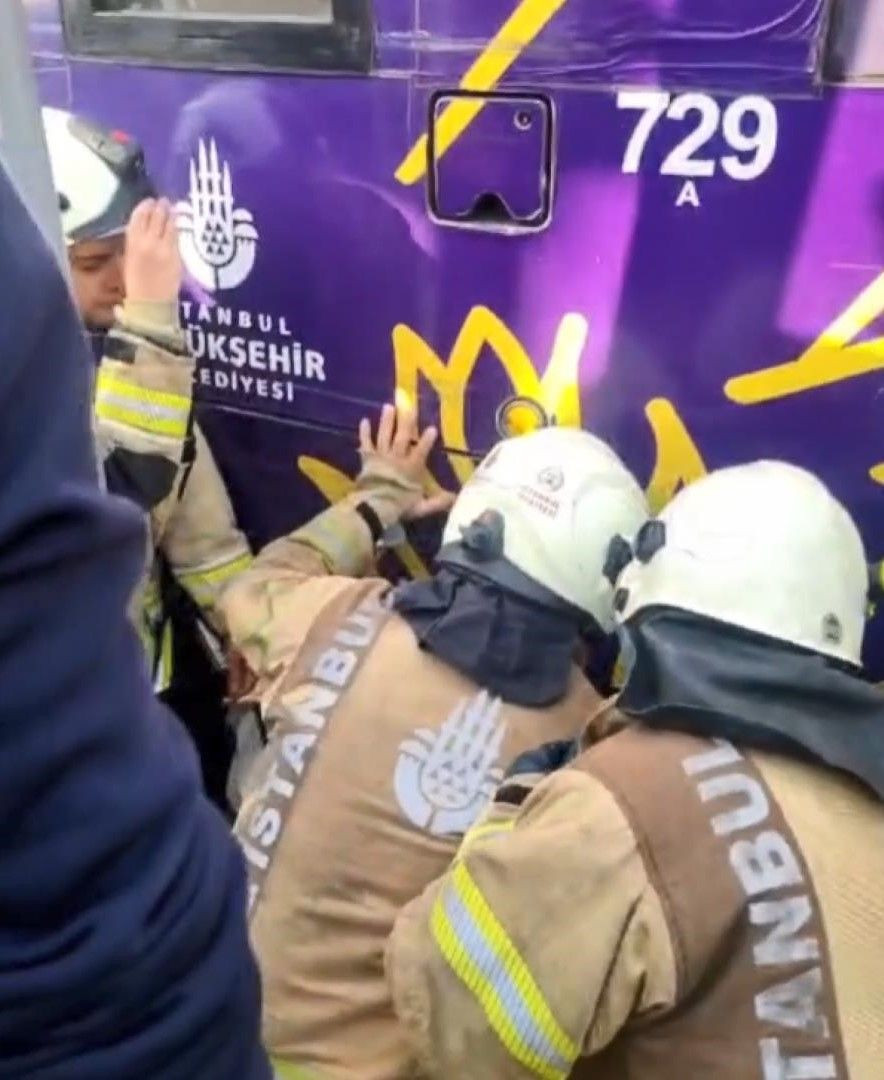 Beyoğlu'nda 79 yaşındaki adam tramvayın altında kaldı! Kurtarma anları kamerada - Sayfa 5