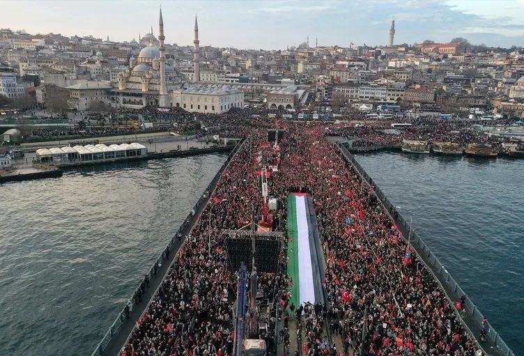 SuperHaber “Dünyaya bir güneş doğuyor” haykırışı için Galata Köprüsü’nde! - Sayfa 1