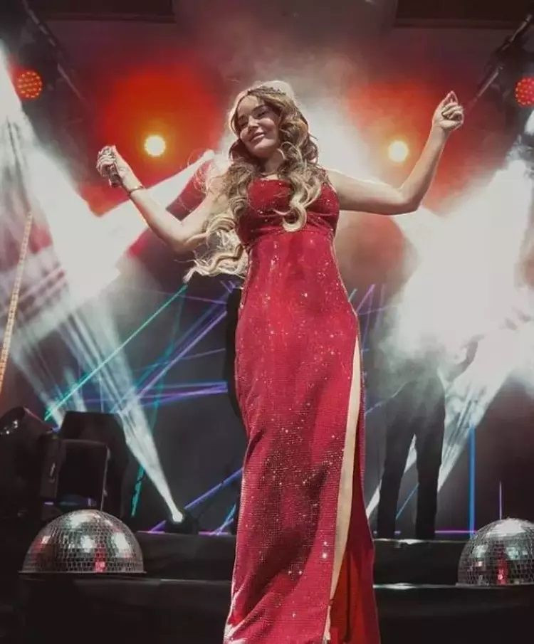 Sahne kıyafetleriyle 2025'te göz kamaştırdılar! İşte ünlülerin yılbaşındaki konser tarzları - Sayfa 10