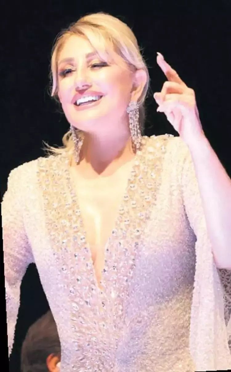 Sahne kıyafetleriyle 2025'te göz kamaştırdılar! İşte ünlülerin yılbaşındaki konser tarzları - Sayfa 5