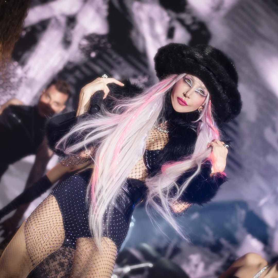 Sahne kıyafetleriyle 2025'te göz kamaştırdılar! İşte ünlülerin yılbaşındaki konser tarzları - Sayfa 13