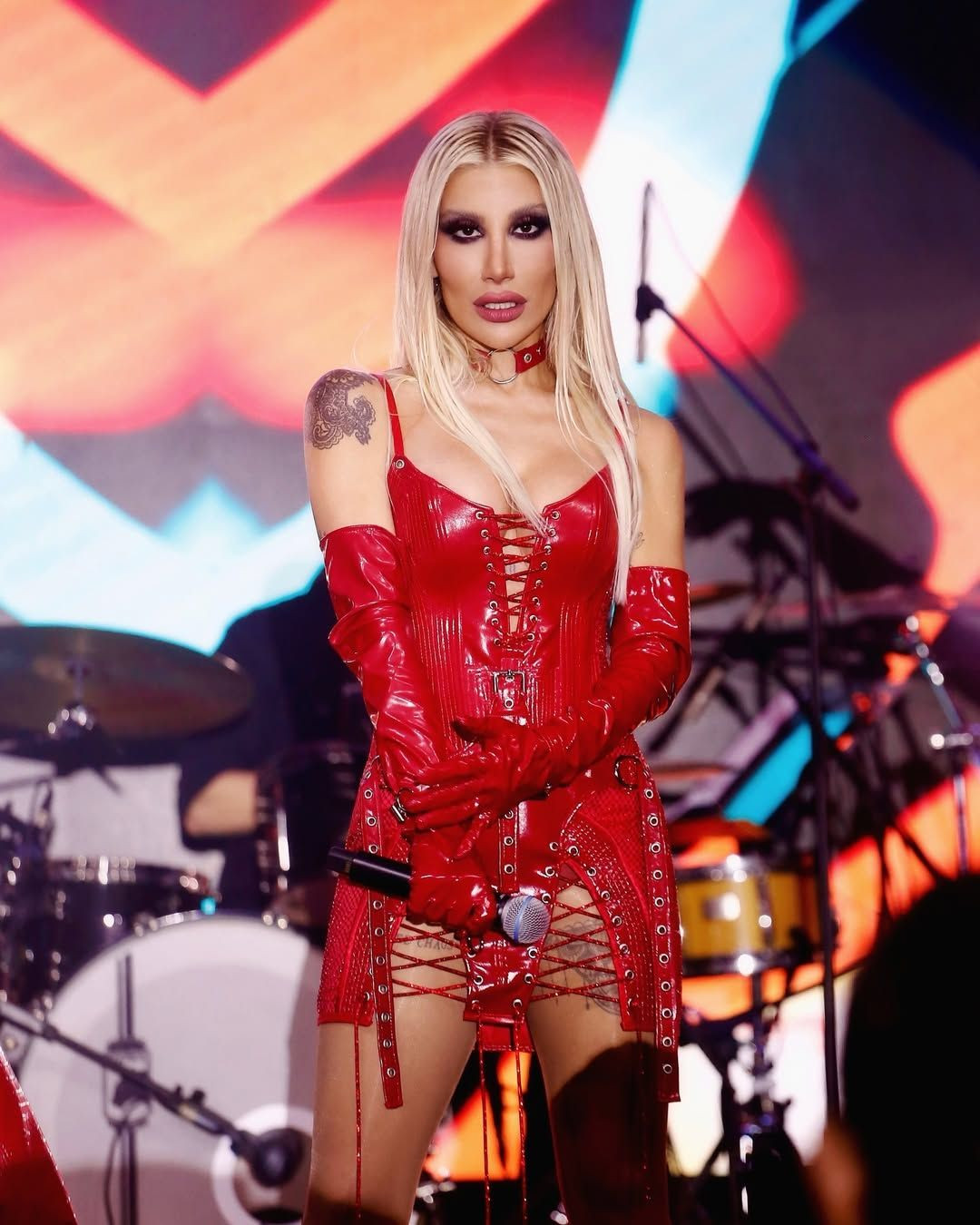 Sahne kıyafetleriyle 2025'te göz kamaştırdılar! İşte ünlülerin yılbaşındaki konser tarzları - Sayfa 14