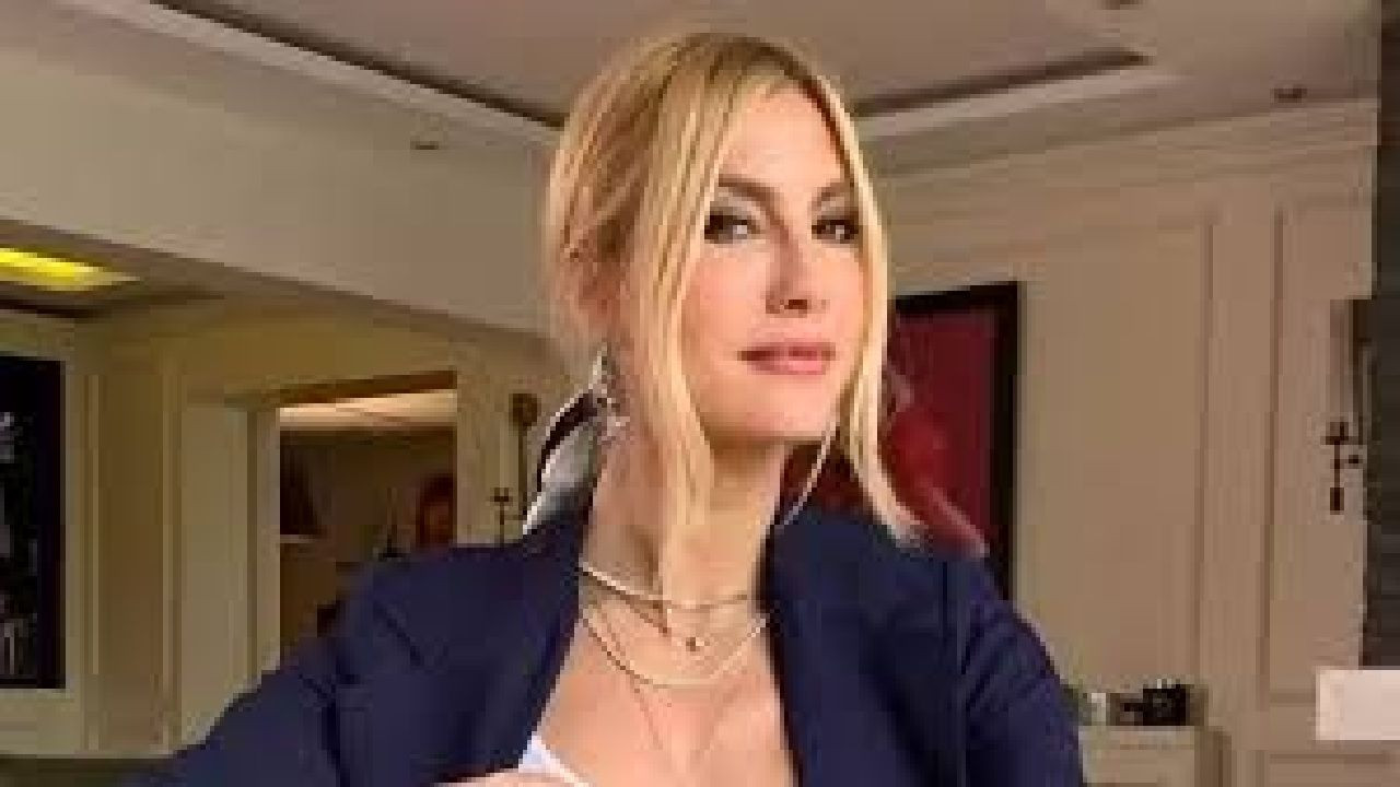 Ünlü manken Çağla Şikel on yaş küçük sevgilisi ile görüntülendi - Sayfa 1