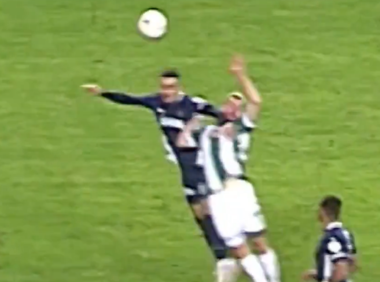 Ahmet Çakar'dan geceye damga vuran sözler: "Fenerbahçe hakemle kazandı! 45 yıldır hakemlik camiasındayım, böyle bir rezillik görmedim! Bunun adı soykırım! Türk hakemliği çürümüş" - Sayfa 6