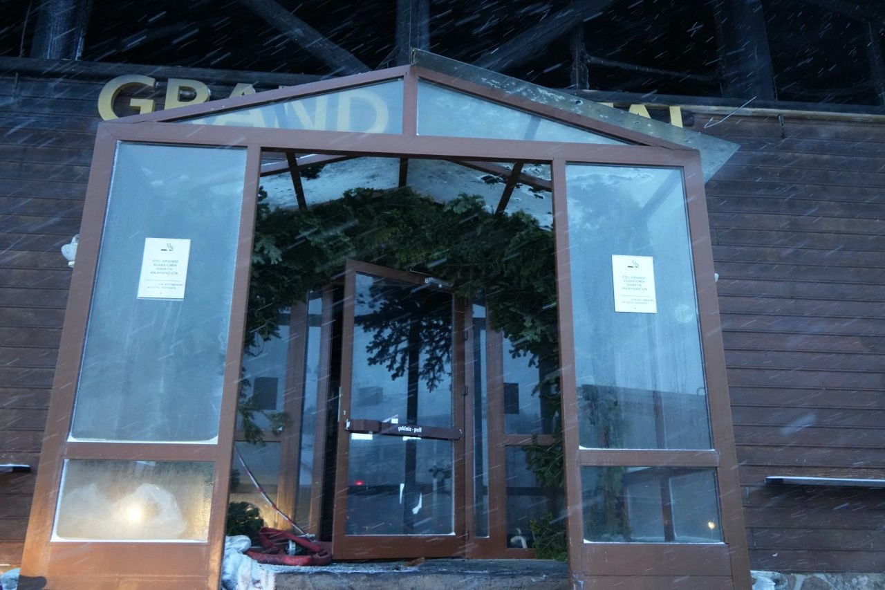 Grand Kartal Otel'in eski çalışanından şoke eden itiraflar! "Yangın merdivenleri kayak odasına çıkıyordu" - Sayfa 8