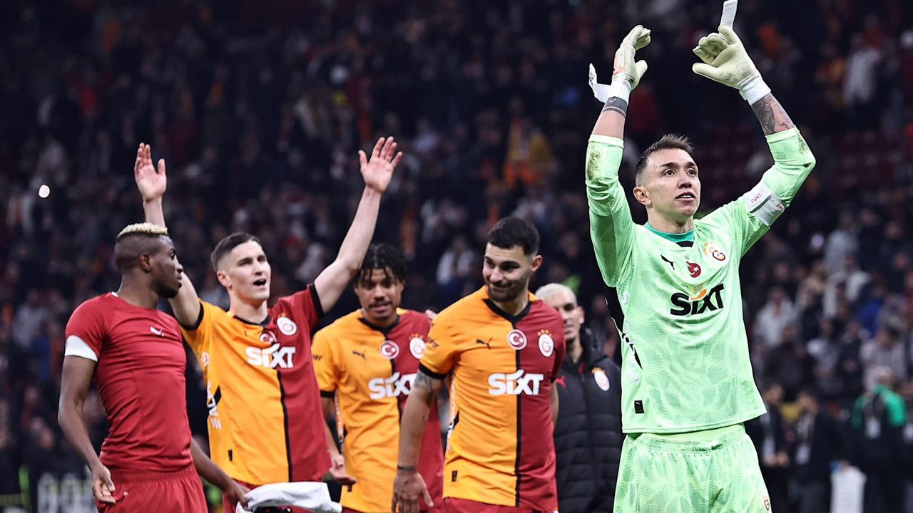 Erman Toroğlu: "Hakemin Ahmed Kutucu'yu atmaya yüreği yoktu! Galatasaraylı olmasa kırmızı gösterirdi! Halil Umut Meler'in dayak olayından sonra kimyası bozuldu" - Sayfa 6