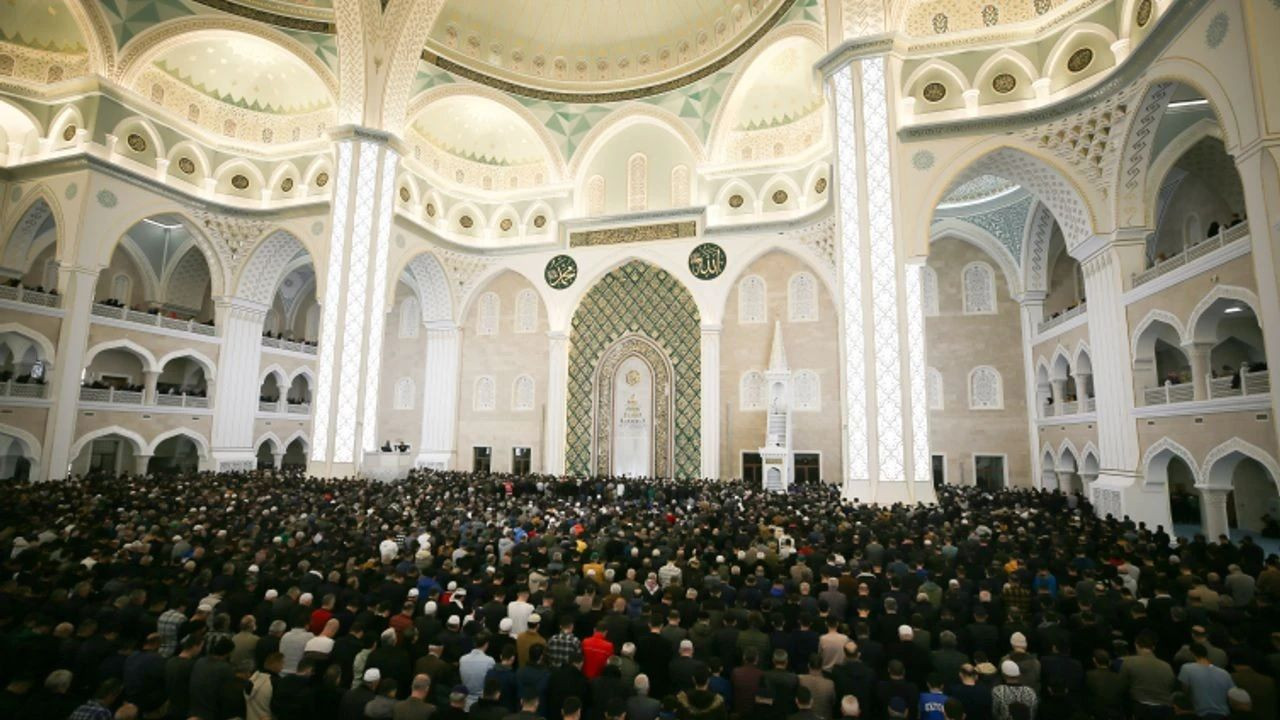 Türkiye Miraç Kandili'ni coşku ile idrak etti! Camilerde kandil yoğunluğu yaşandı... - Sayfa 3