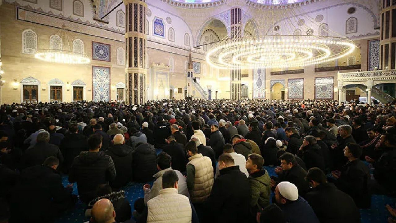 Türkiye Miraç Kandili'ni coşku ile idrak etti! Camilerde kandil yoğunluğu yaşandı... - Sayfa 4