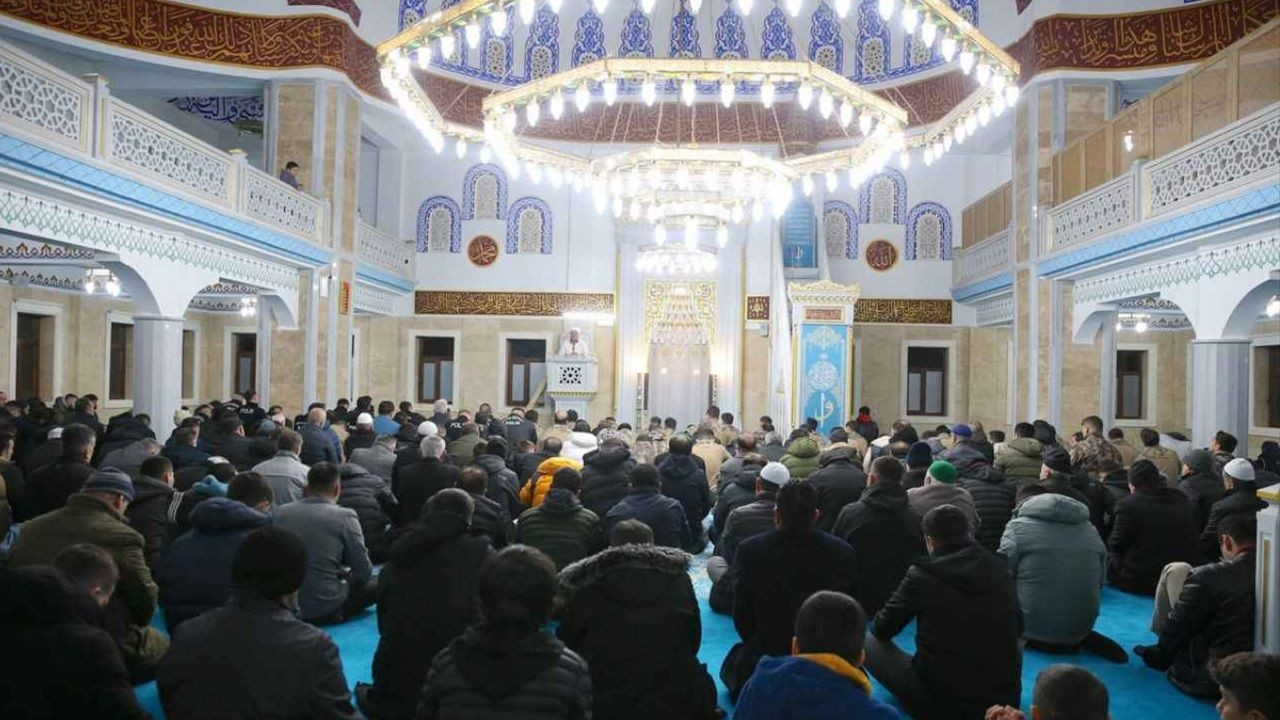 Türkiye Miraç Kandili'ni coşku ile idrak etti! Camilerde kandil yoğunluğu yaşandı... - Sayfa 5