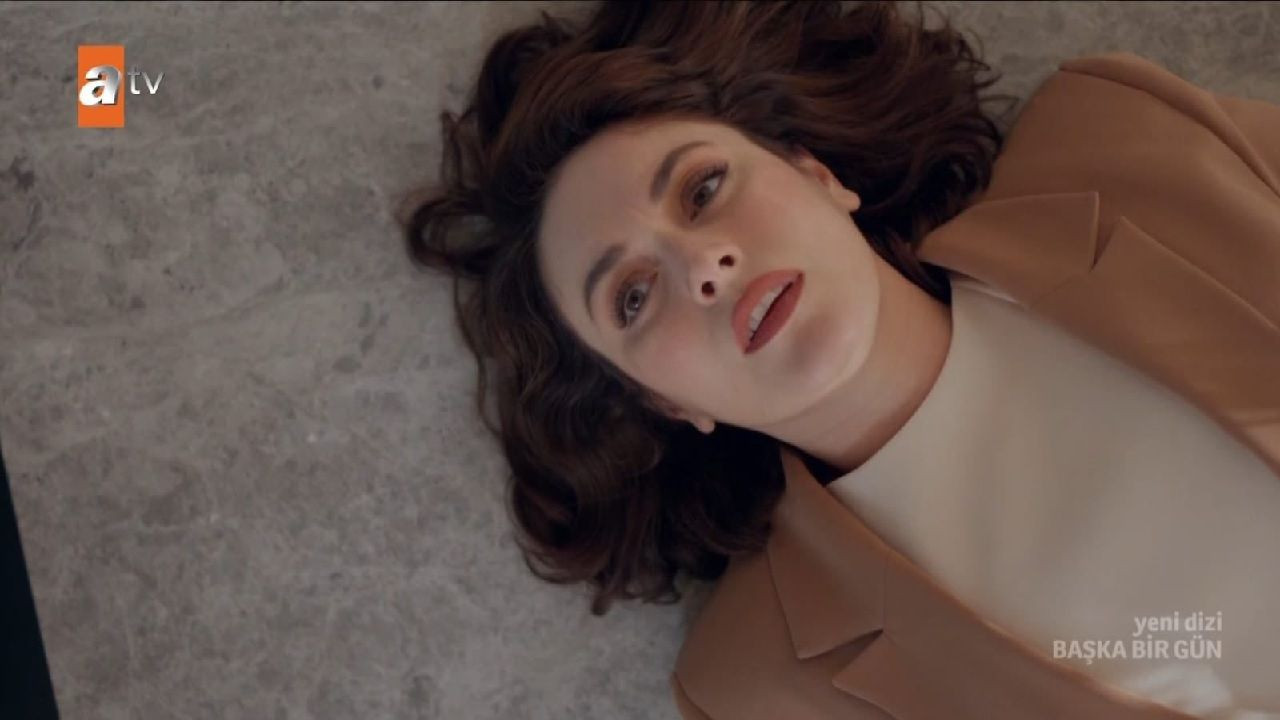 Ezgi Mola'nın zamana meydan okuyan güzelliği: 25 Yıl önceki haliyle gündem yarattı... - Sayfa 1