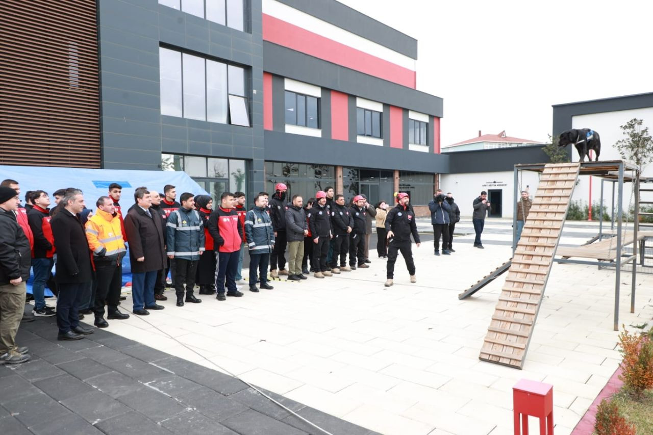 Sultanbeyli Belediyesi'nden afetlere yönelik toplumsal bilinci arttıran çalışma! Başkan Ali Tombaş: SAKUT Gönüllüsü Eğitim Programı başlattık - Sayfa 8