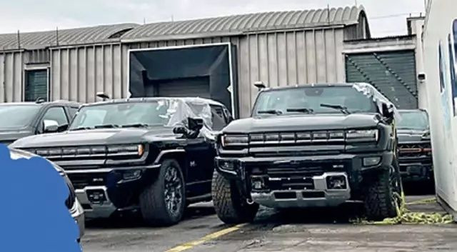 Böyle kaçakçılık görülmedi!  Mersin'de konteynerden 357 milyon liralık lüks araç çıktı... İlginç 'kazma kürek' detayı... - Sayfa 2