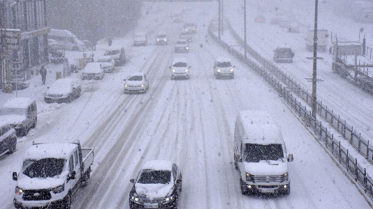 İstanbullular dikkat! Kar yağışı çok daha kuvvetli geliyor... - Sayfa 1