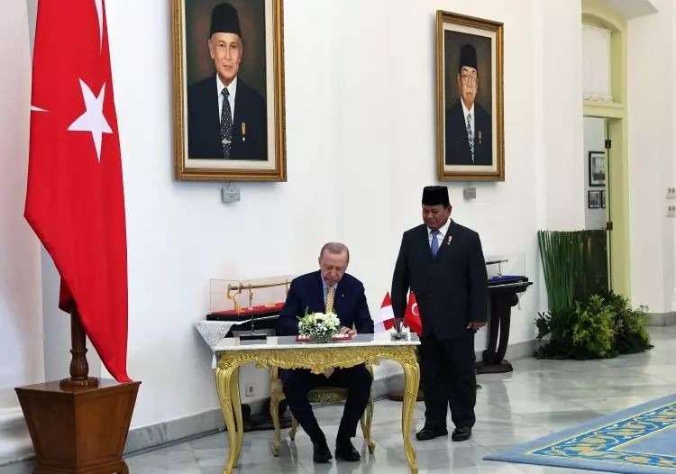 Asya turunun 2. durağı! Cumhurbaşkanı Erdoğan Endonezya'da büyük bir coşkuyla karşılandı... Görüntüler ''Böyle karşılama görülmedi'' dedirtti - Sayfa 15