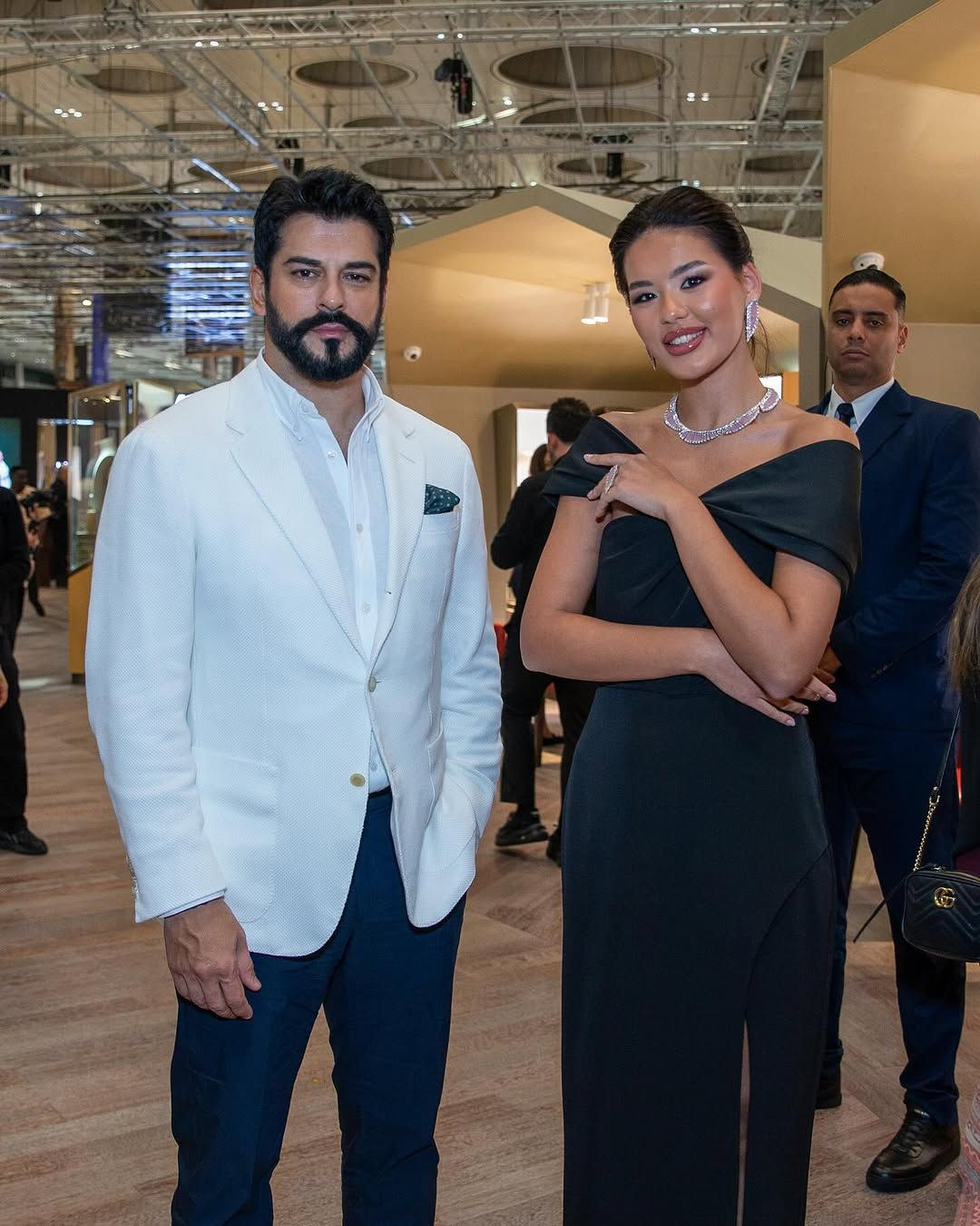 'Burak Özçivit'in kadın hayranı yanına oturup fotoğraf çektirebilmek için 1 milyon dolar ödedi' iddiası! Gerçek ortaya çıktı - Sayfa 5