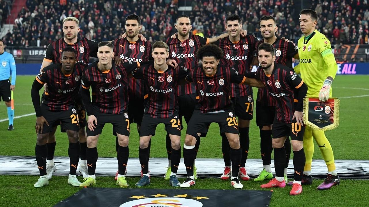 Galatasaray'da herkesi şaşkına çeviren olay! "İstifa tehdidinde bulunan beceriksiz yönetici, yol geçen hanına dönen takım kampı... İlk 11 sızsa ne olur!" - Sayfa 4