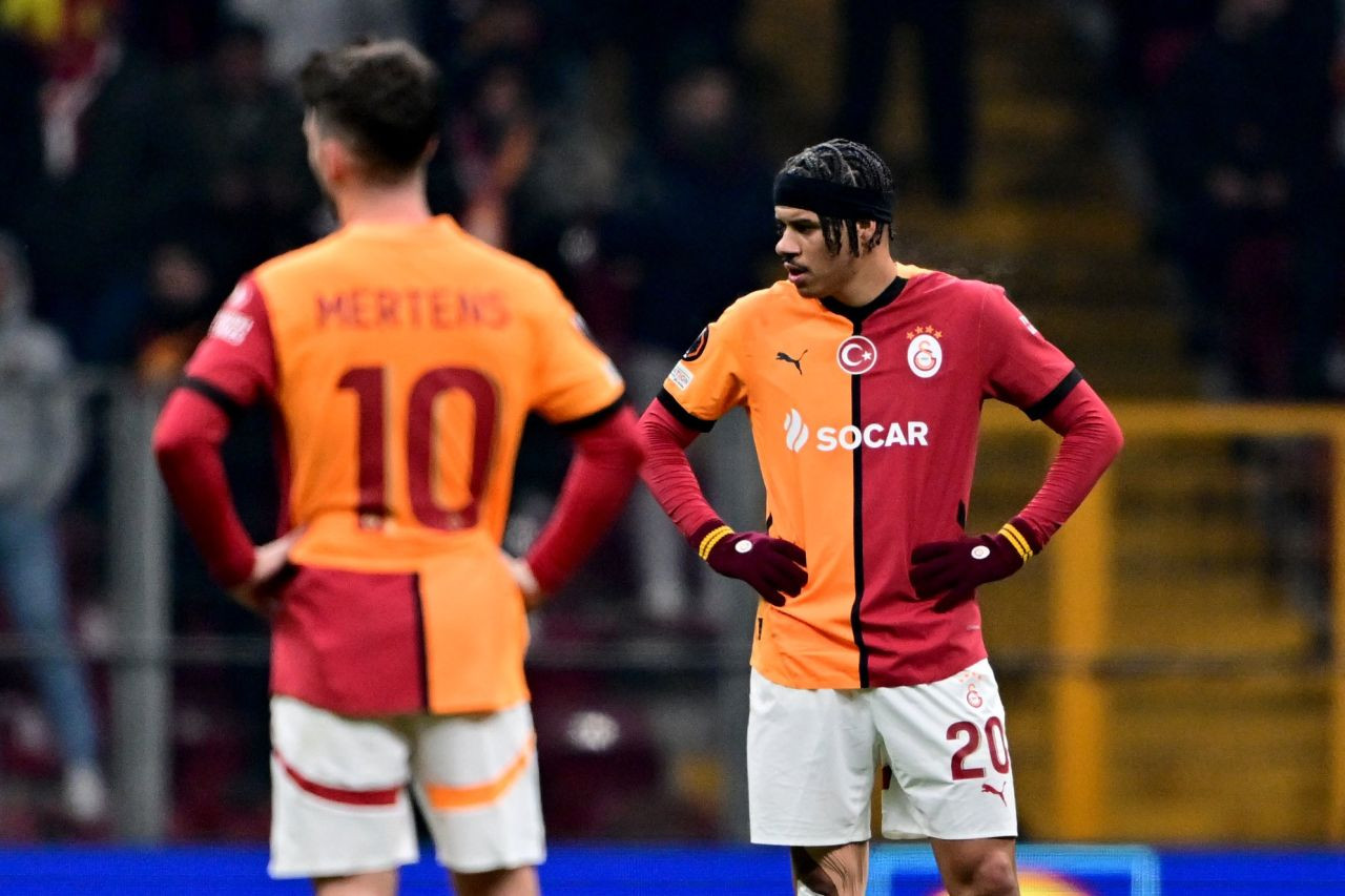 Galatasaray'da Carlos Cuesta ve Elias Jelert'e çok ağır sözler: "Bu adamları çok aradınız mı? Büyük takımda oynayacak kapasiteleri yok" - Sayfa 6