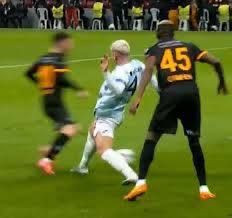 Dries Mertens'i yakan penaltı! Adana Demirspor maçındaki olay dünyaca ünlü sponsoru kaçırdı: "Kusura bakma, seninle çalışamayız" - Sayfa 1