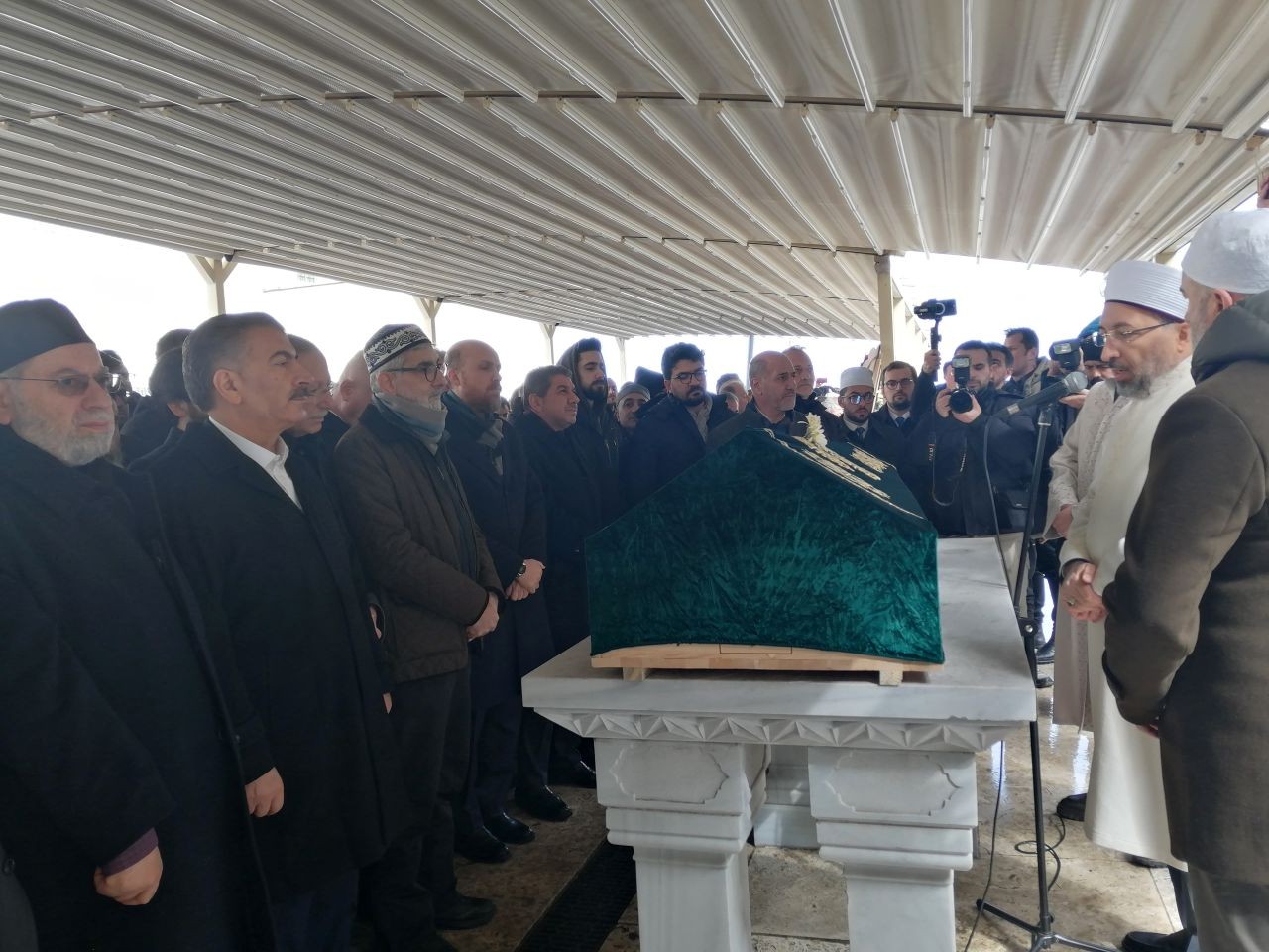 Hattatların Reisi Hasan Çelebi son yolculuğuna uğurlandı - Sayfa 4