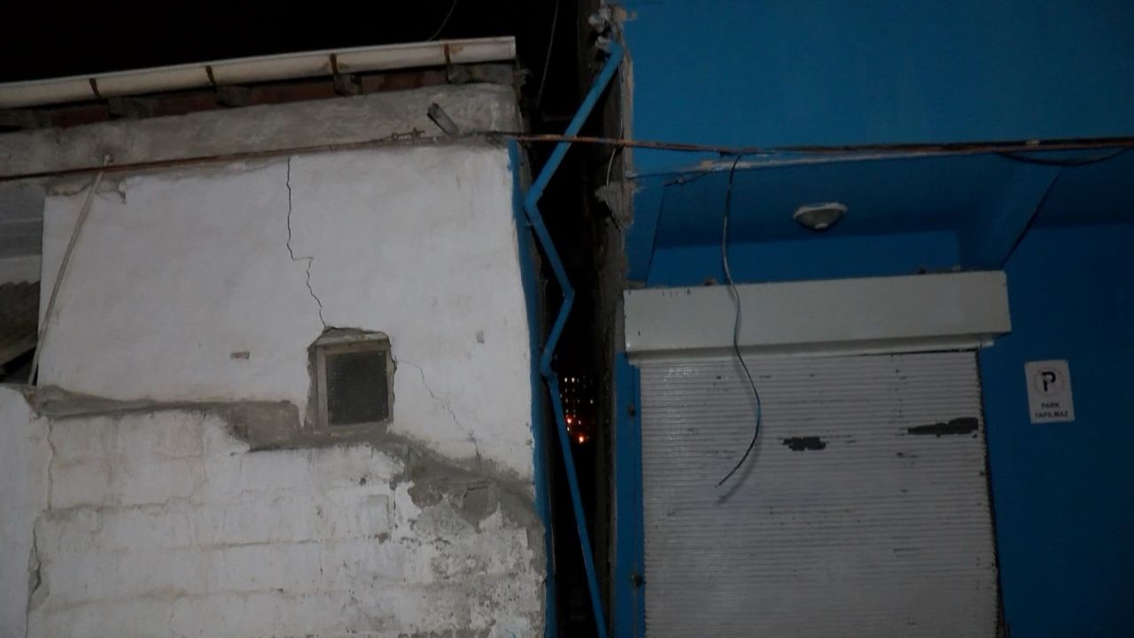 Gaziosmanpaşa kentsel dönüşüm bölgesinde inşaat nedeniyle yol çöktü, duvarları çatlayan 4 bina boşaltıldı - Sayfa 1