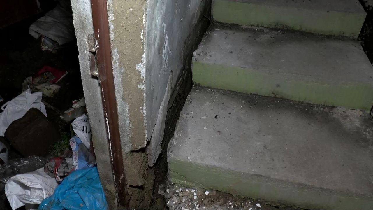 Gaziosmanpaşa kentsel dönüşüm bölgesinde inşaat nedeniyle yol çöktü, duvarları çatlayan 4 bina boşaltıldı - Sayfa 3