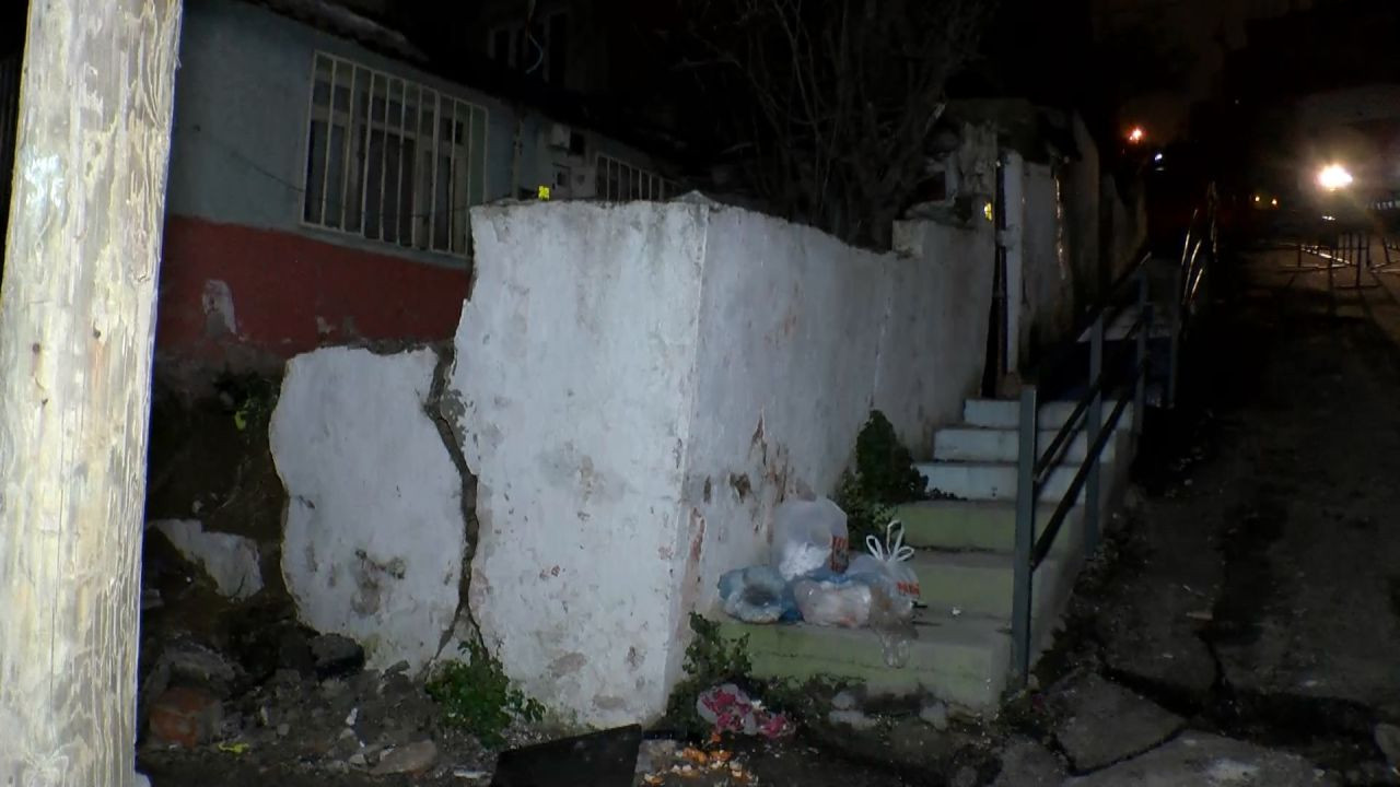 Gaziosmanpaşa kentsel dönüşüm bölgesinde inşaat nedeniyle yol çöktü, duvarları çatlayan 4 bina boşaltıldı - Sayfa 5