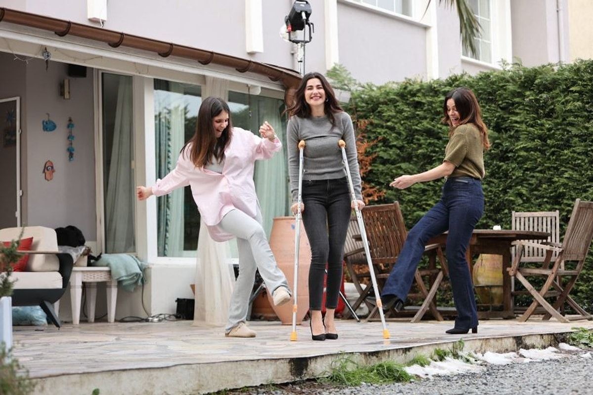 Aşırı spor hastanelik etmişti: Nesrin Cavadzade, Sandık Kokusu setine koltuk değnekleriyle dönebildi - Sayfa 3