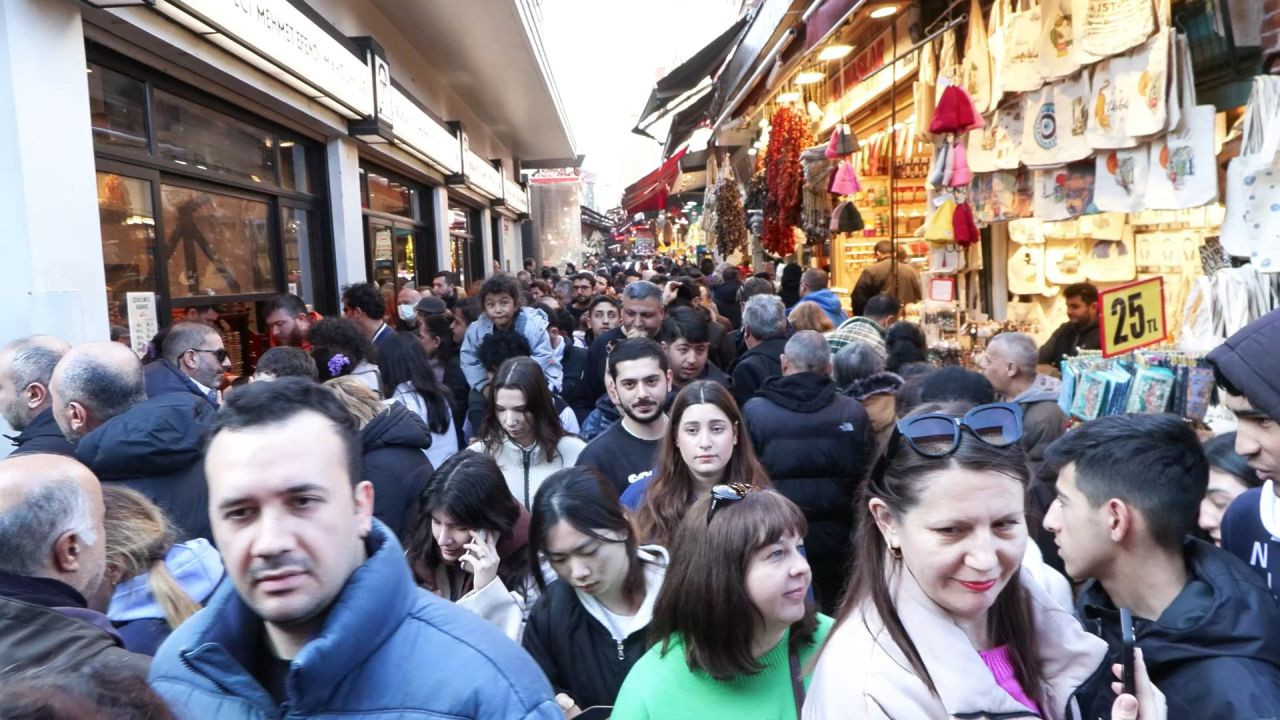 Dükkanlar tamamen doldu, Eminönü'nde adım atacak yer kalmadı - Sayfa 6