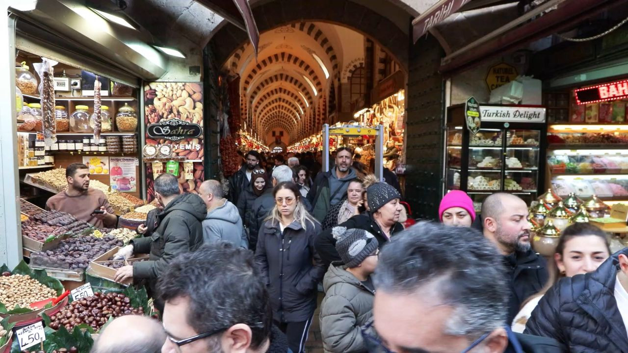 Dükkanlar tamamen doldu, Eminönü'nde adım atacak yer kalmadı - Sayfa 5