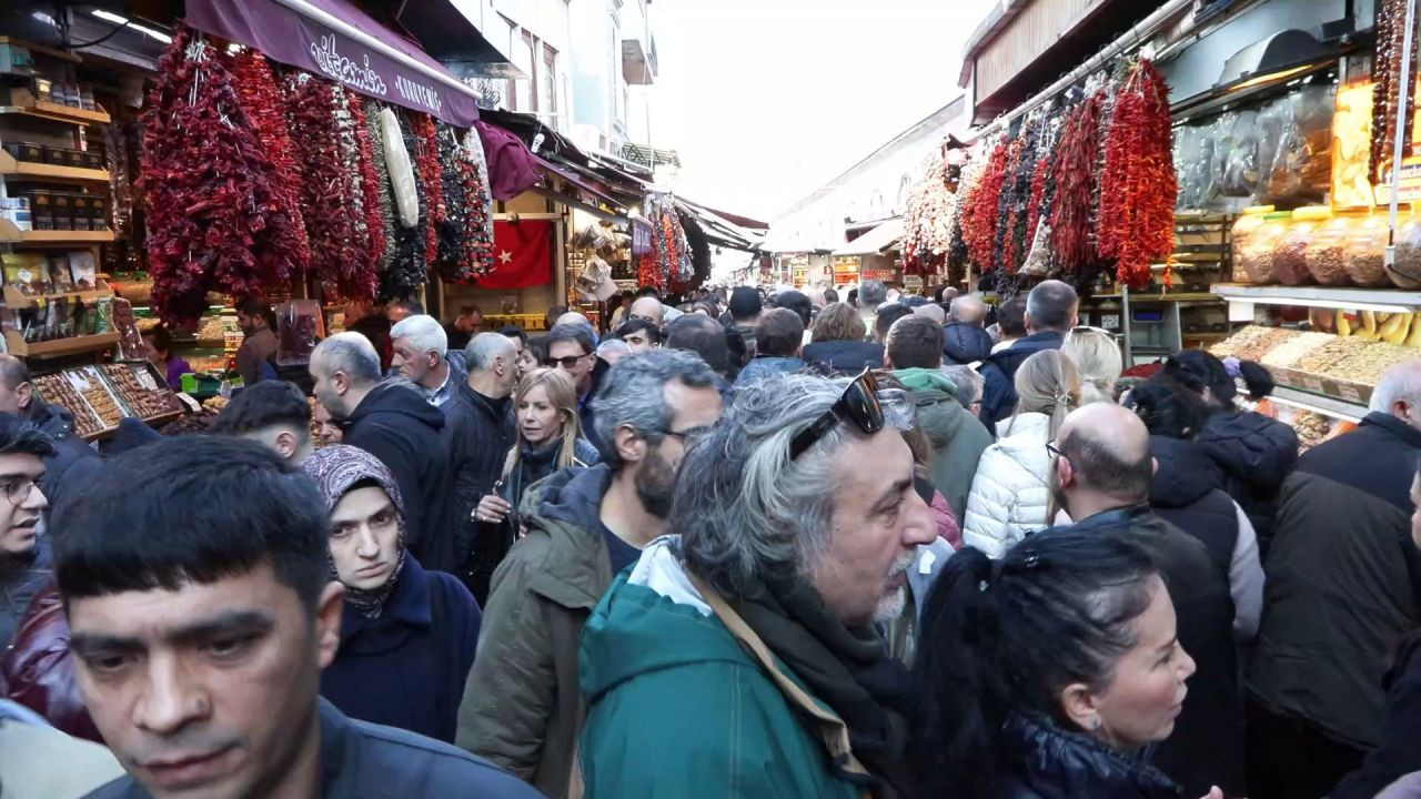 Dükkanlar tamamen doldu, Eminönü'nde adım atacak yer kalmadı - Sayfa 7
