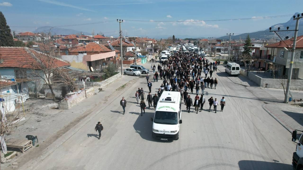 Denizli'nin talihsiz yavrusu Nazlı'yı bütün mahalle son yolculuğuna uğurladı - Sayfa 1