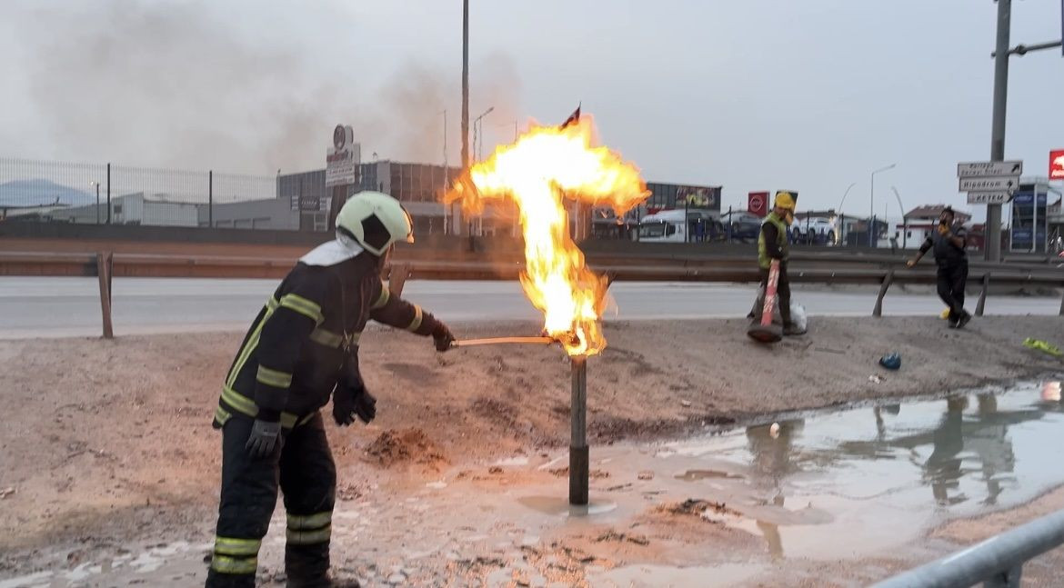 Kocaeli'de metro sondajı sırasında yer altından gaz fışkırdı - Sayfa 4