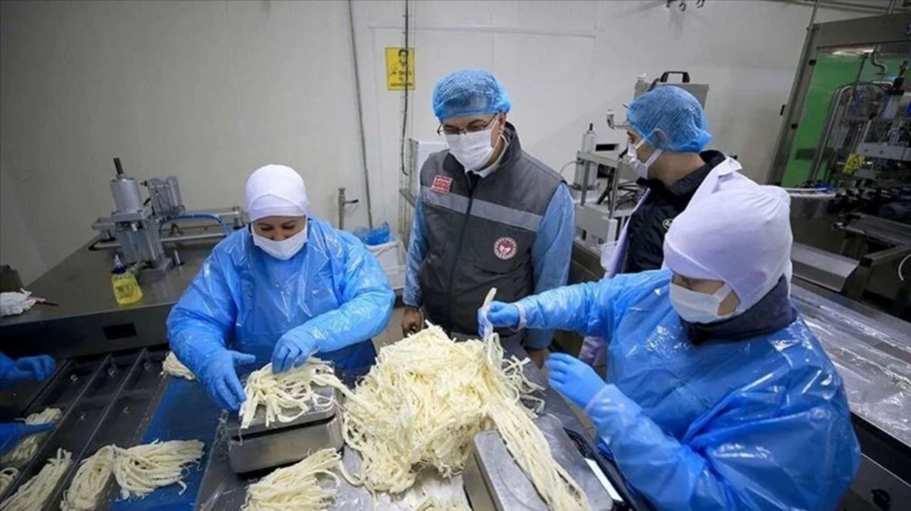Bakanlık yeni sahtekarları ifşaladı! Baklavadan ay çekirdeği, sucuktan tavuk kafası çıktı - Sayfa 1