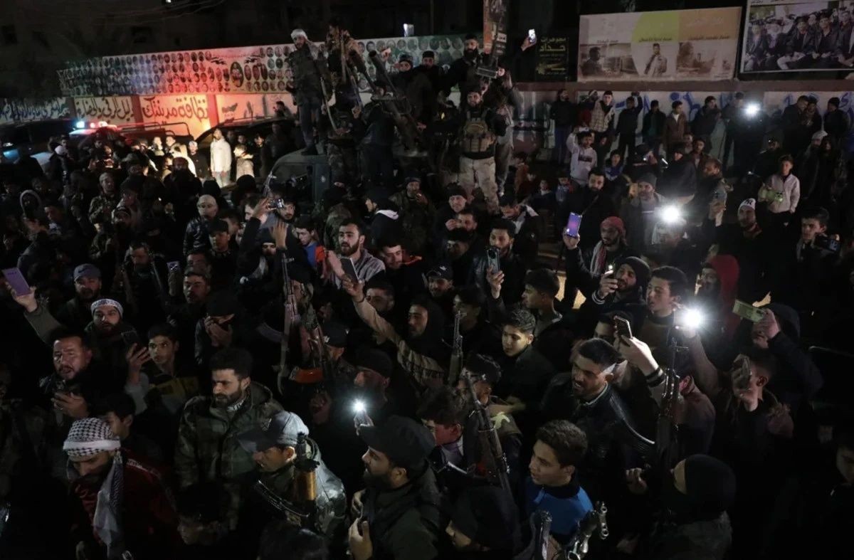 Suriye'de hareketli gece: Lazkiye'de devrik rejim unsurlarına operasyon! En az 70 kişi öldü... Devrik rejimin eski istihbarat şefi yakalandı! - Sayfa 3