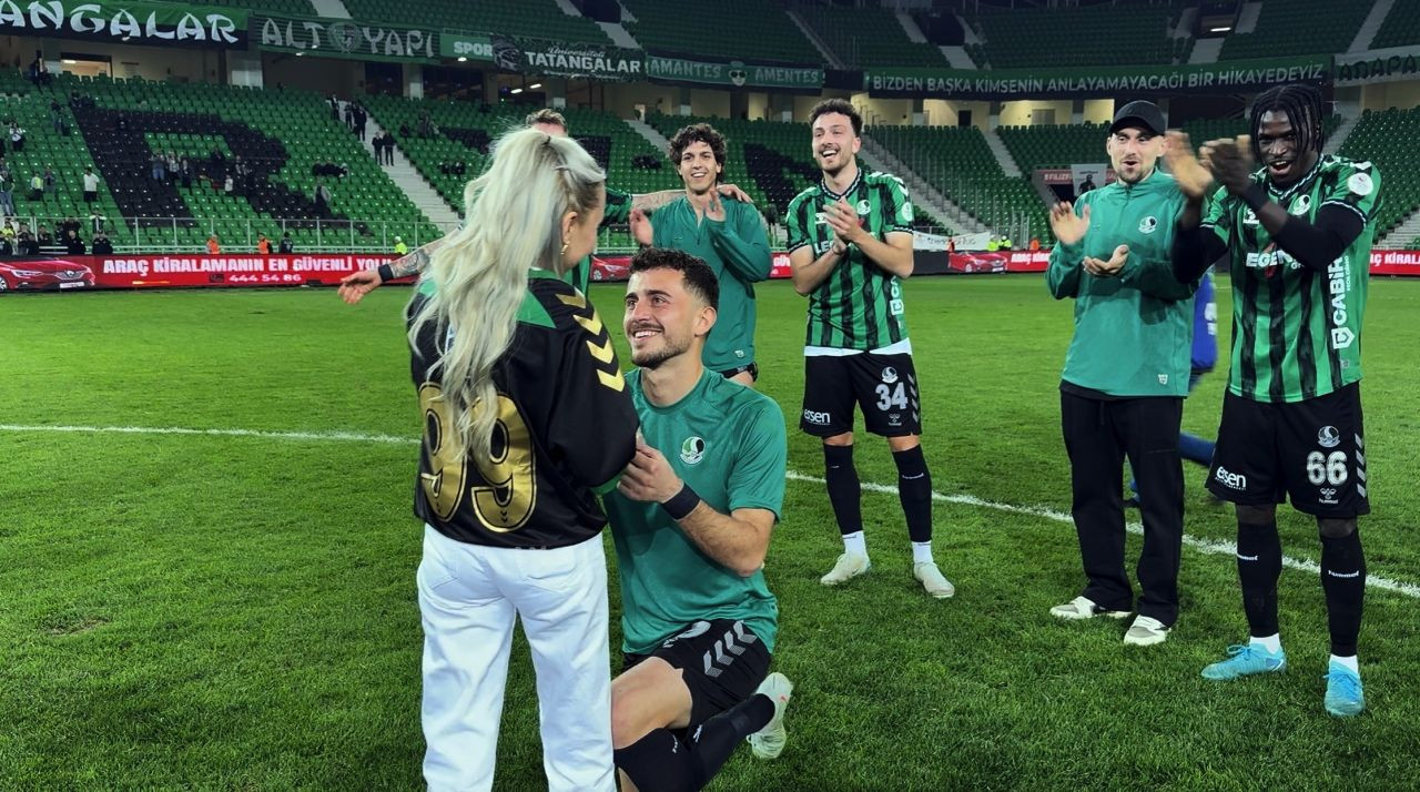 Sakaryasporlu futbolcu Alparslan Demir, maçtan sonra kız arkadaşına orta sahada evlilik teklif etti - Sayfa 5