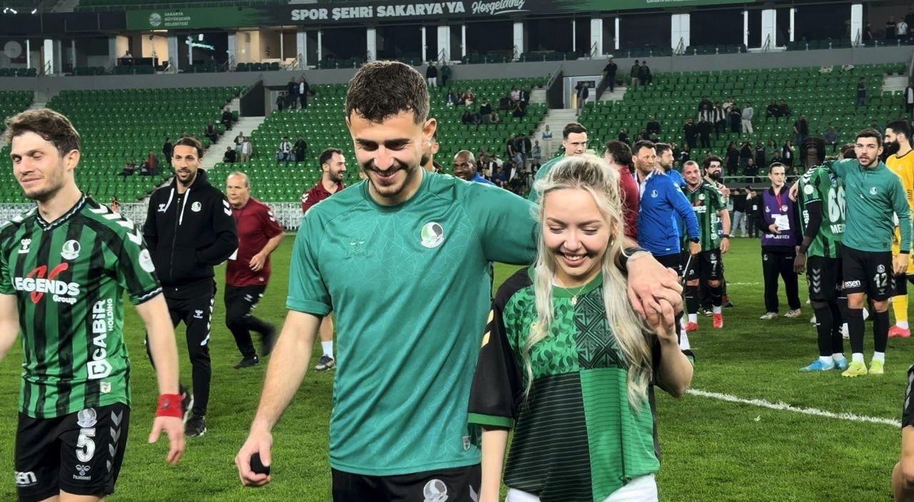 Sakaryasporlu futbolcu Alparslan Demir, maçtan sonra kız arkadaşına orta sahada evlilik teklif etti - Sayfa 4