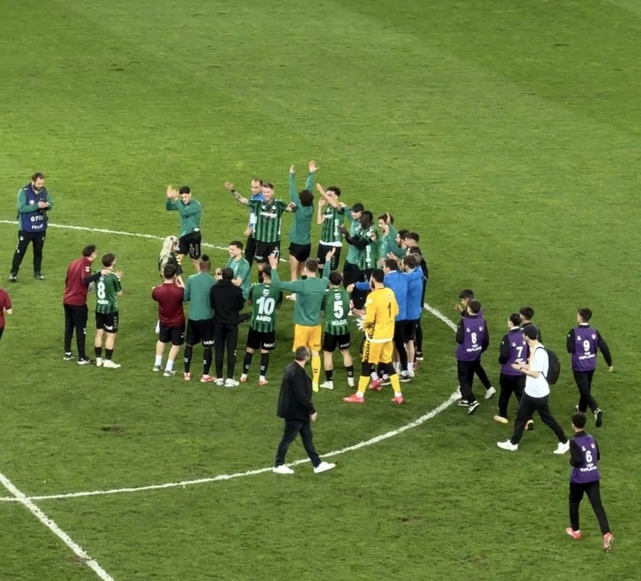 Sakaryasporlu futbolcu Alparslan Demir, maçtan sonra kız arkadaşına orta sahada evlilik teklif etti - Sayfa 3