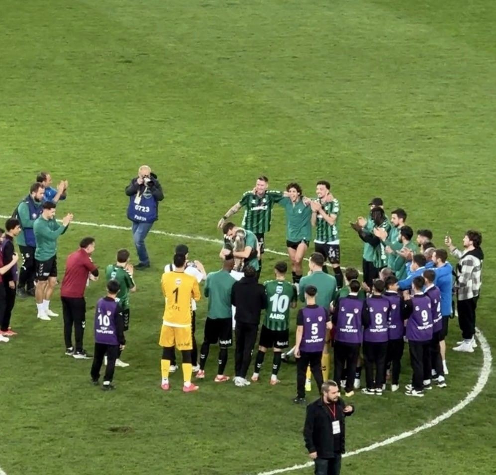 Sakaryasporlu futbolcu Alparslan Demir, maçtan sonra kız arkadaşına orta sahada evlilik teklif etti - Sayfa 2